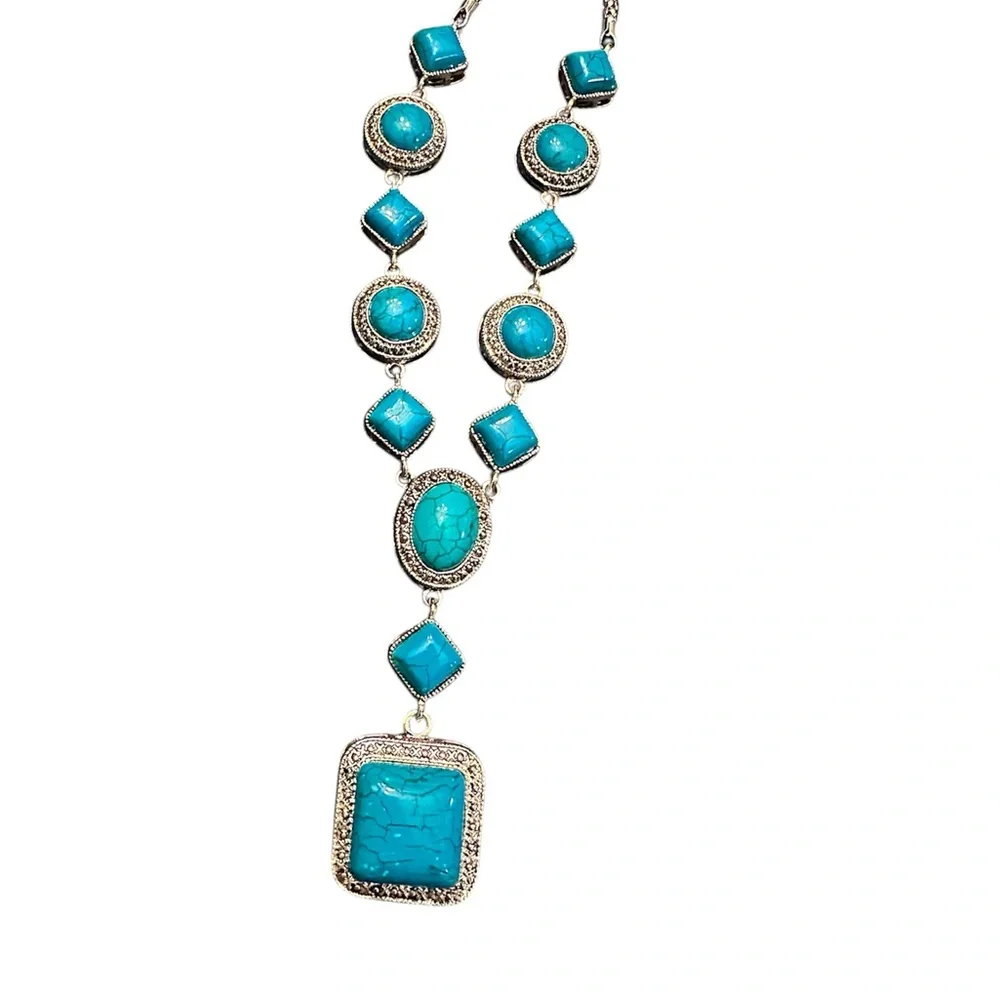 Elegant Turquoise Necklace with Silver Accents - Picture 4 of 4